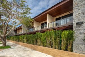 an external view of a house with a garden at Hotel Aretê in Búzios