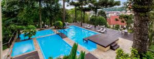 an overhead view of a swimming pool with a wooden deck at Flat no Hotel Wish Serrano Resort in Gramado