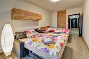 Łóżko lub łóżka w pokoju w obiekcie Apartmány Sunny Lipno