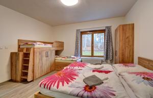 sypialnia z dwoma łóżkami i oknem w obiekcie Apartmány Sunny Lipno w mieście Lipno nad Vltavou