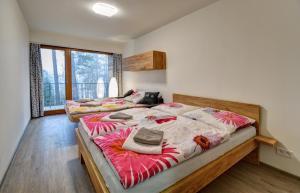 dwa łóżka pojedyncze w pokoju z oknem w obiekcie Apartmány Sunny Lipno w mieście Lipno nad Vltavou