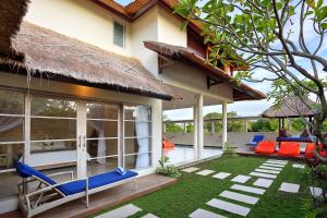 eine Villa mit einem Pool und einem Resort in der Unterkunft Villa Bukit Nusa Lembongan in Nusa Lembongan