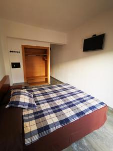 Una cama o camas en una habitación de Hostal Villa Catí