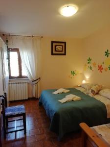 1 dormitorio con 2 camas y ventana en B&B Villa Claudia, en Anzio