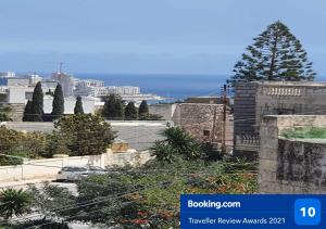 - une vue sur une ville avec des bâtiments et des arbres dans l'établissement Msiebah Court San Gwann Modern Apt near Sliema and St Julians, à San Ġwann