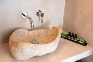 La salle de bains est pourvue d'un lavabo en pierre et d'un robinet. dans l'établissement Villa Veni, à Santa Maria