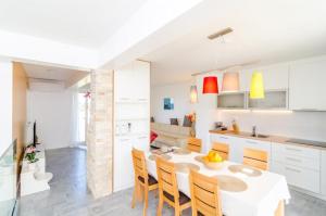 Kuchyň nebo kuchyňský kout v ubytování Apartment Lula