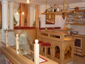 una cocina con un modelo de pecera en Pension Steiner, en Mayrhofen