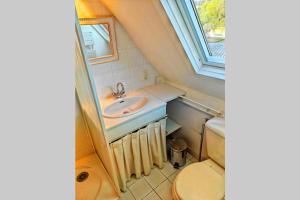 A bathroom at Les Balcons de La Trinité - Vue sur mer et le port