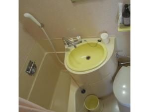 un baño con lavabo e inodoro en Hotel Suntargas Ueno - Vacation STAY 08481v, en Tokio