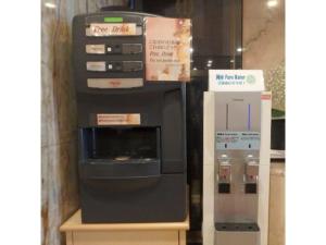 una gran máquina expendedora junto a una caja registradora en Hotel Suntargas Ueno - Vacation STAY 08481v, en Tokio 29 fotos más
