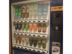Un refrigerador lleno de muchas botellas de bebidas. en Hotel Suntargas Ueno - Vacation STAY 08481v, en Tokio