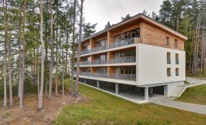 dom w środku lasu w obiekcie Apartmány Sunny Lipno w mieście Lipno nad Vltavou