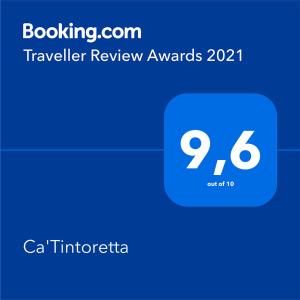 Captura de pantalla de un teléfono móvil con un premio de revisión de viajes en Ca'Tintoretta, en Venecia