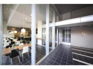 東京にあるR&B Hotel Tokyo Toyocho - Vacation STAY 14255vのダイニングエリア(テーブル、椅子付) +17枚の写真