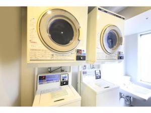 東京にあるR&B Hotel Tokyo Toyocho - Vacation STAY 14255vの部屋に洗濯機2台と洗濯機と乾燥機1台