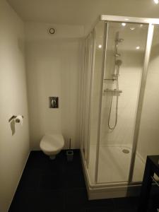 bagno con doccia e servizi igienici di Isles Les Ecrehous a Portbail