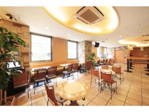 Un restaurante o sitio para comer en R&B Hotel Shin Yokohama Ekimae - Vacation STAY 14692v