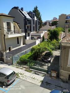 un coche aparcado en un estacionamiento en una ciudad en Данделион, en Burgas