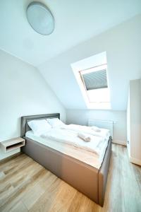 Posteľ alebo postele v izbe v ubytovaní Apartament 26A Willa Ogrodowa
