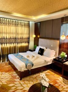 ein Schlafzimmer mit einem großen Bett in einem Zimmer in der Unterkunft Hotel Noorjahan Grand in Sylhet