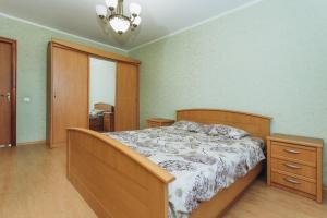 1 dormitorio con cama, tocador y espejo en Apartment in the Center, en Sumy
