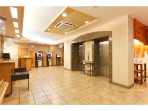 um lobby de um hotel com uma sala de espera em R&B Hotel Hakata Ekimae 1 - Vacation STAY 16386v em Fukuoka