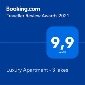 niebieska skrzynka z nagrodami za podróżowanie tekstem w obiekcie Luxury Apartment - 3 lakes w mieście Katowice