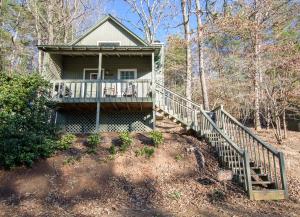 een huis met een trap naar een veranda bij Paradise Hills, Winery Resort & Spa in Blairsville