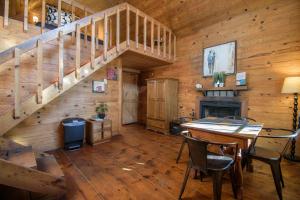 Habitación de madera con escalera, mesa y sillas en Paradise Hills, Winery Resort & Spa, en Blairsville