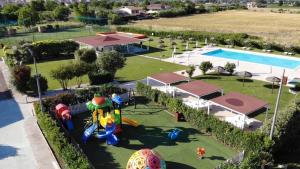 uma vista aérea de um parque infantil com uma piscina em Venafro Palace Hotel em Venafro