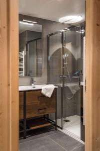 Ванна кімната в LAKE LOUISE Chalet mitoyen proche pistes avec vue panoramique