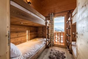 Двох'ярусне ліжко або двоярусні ліжка в номері LAKE LOUISE Chalet mitoyen proche pistes avec vue panoramique