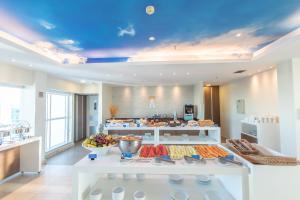 um quarto com um buffet de frutas e vegetais numa mesa em Saint Moritz Hplus Express em Brasília