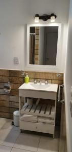 チャパドマラルにあるThe GaTe beach houseの洗面台と鏡のあるバスルーム