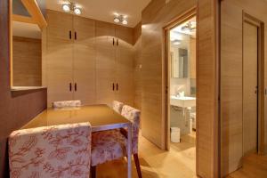 a kitchen with a table and chairs and a sink at Camarote by Totiaran in Baqueira-Beret