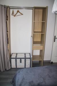 Zimmer mit einem Schrank und einem Bücherregal in der Unterkunft Appartement palais plages in Cannes