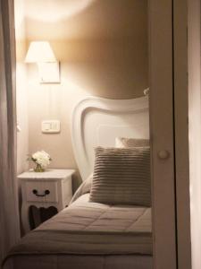 a small bedroom with a bed and a side table at B&B Alexander in Pollutri
