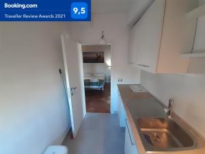 A kitchen or kitchenette at Casa Torre Palomba (Castel del Monte-Trani)