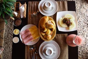 una mesa con platos de comida encima en Pousada Raizes en Sao Jorge