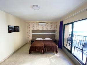 Tempat tidur dalam kamar di Cast Apartments