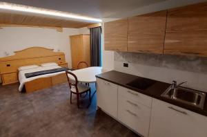 Kuchyň nebo kuchyňský kout v ubytování Albergo Alpino