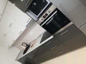 una cocina con estufa y microondas en LUX Apartman Tara Pale Jahorina, en Pale 7 fotos más