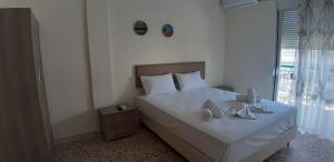 A bed or beds in a room at Zoi Apartments