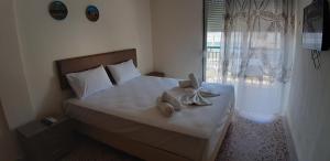 A bed or beds in a room at Zoi Apartments