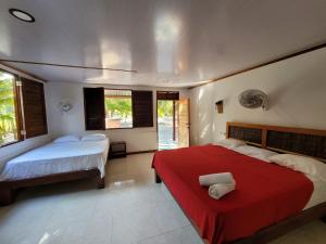 Postel nebo postele na pokoji v ubytování Isla Grande Eco-Hostal