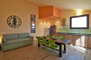 Кухня или мини-кухня в Leonardo Resort
