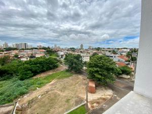 desde el balcón de un edificio con vistas a la ciudad en 45LOFT EM DE MARILIA TODO DECORADO/ARCOND, en Marília