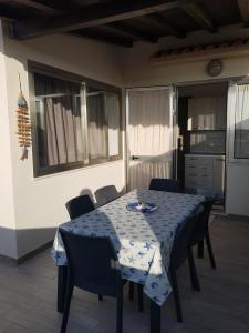 een eettafel met een blauw en wit tafelkleed bij Appartamenti in paese a poca distanza dal mare in Lampedusa