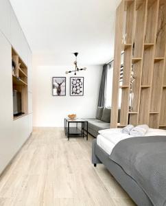 希維拉杜夫茲德魯伊的住宿－Apartament Górska，一间卧室配有一张床和一张桌子